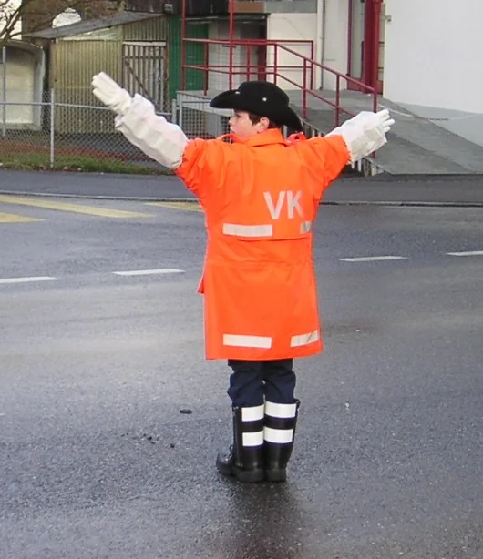 Schlechtes Beispiel — Aufnahme von hinten, kein Gesichtsbezug